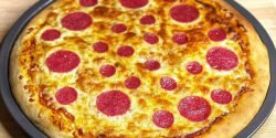 طرز تهیه پیتزا پپرونی ساده رستورانی با طعمی بی نظیر