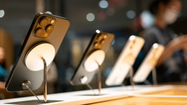 iphone-17-scratchgate-magsafe-1-iphones-on-magsafe-chargers-in-apple-retail-store-620x348-1 مشکل خط و خش آیفون 17